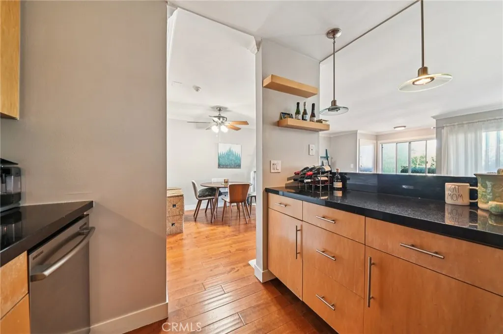 641 S Prospect Avenue 103, Redondo Beach, California 90277 home-pic-11